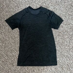 Lululemon. Men’s Athletic training shirt.